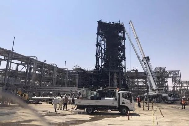 宰赫兰的布盖格炼油厂遇袭后的抢修现场&nbsp;&nbsp; 图：央视新闻客户端，总台记者现场拍摄