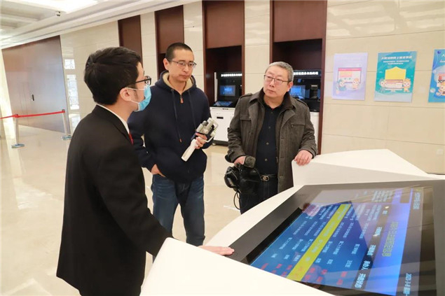 立案庭法官助理苗壮壮介绍诉讼服务大厅导诉台功能