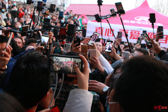 ▲火速被各种镜头“淹没”的“拉面哥”