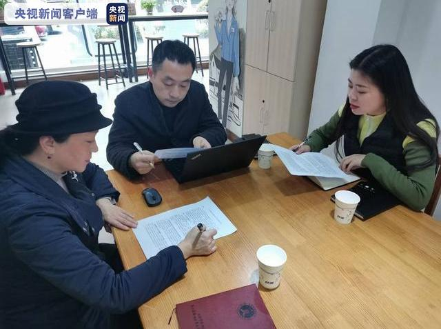 △徐萍走访当地妇联机构