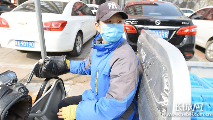 池晓敏骑着三轮电动车，拉着数百个电池奔忙在大街小巷。