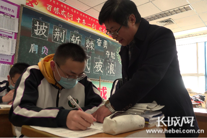 自习课上，杨广杰为学生讲解作业。长城网记者 胡竞文 摄