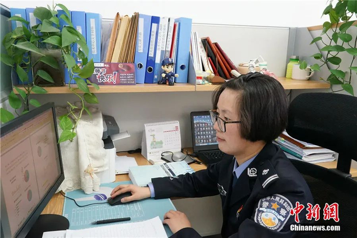 图为星玉秀在办公室电脑前工作。潘雨洁 摄