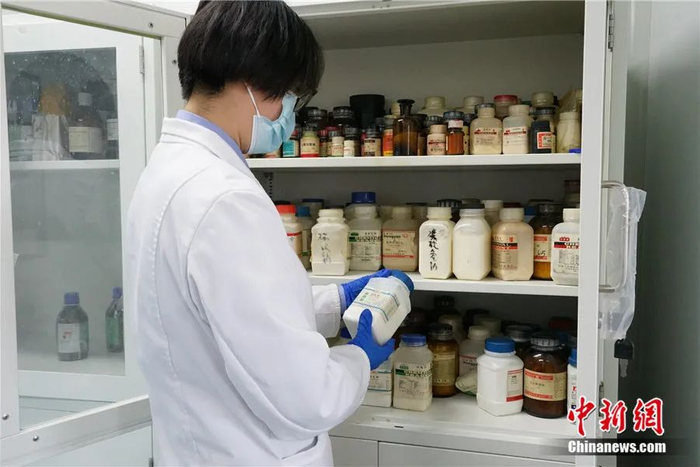 图为星玉秀在实验室整理药品试剂。潘雨洁 摄