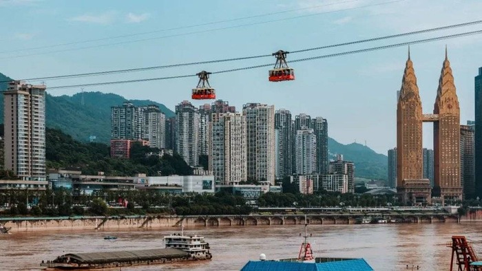 轻轨依江，公路盘山，索道凌空，高低起伏的地势造就了重庆8D城市的别名。摄影/赵孟喆