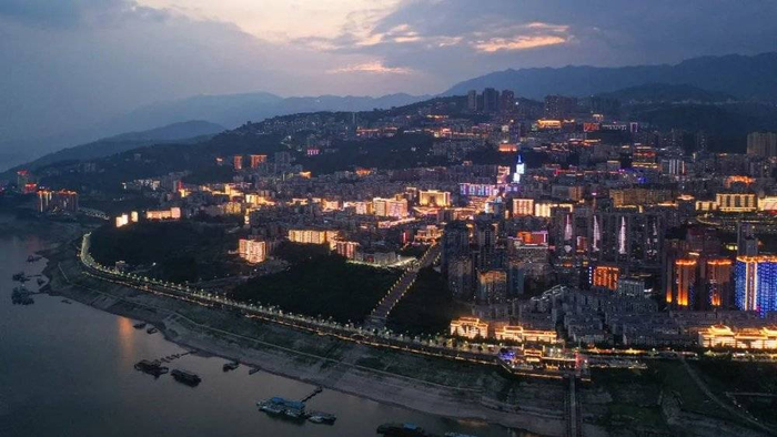 俯瞰巫峡、巫山与巫山县。摄影/李琼