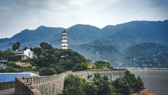 位于奉节县的名胜区，自上而下为小寨天坑、瞿塘峡与夔州古城。摄影/李琼