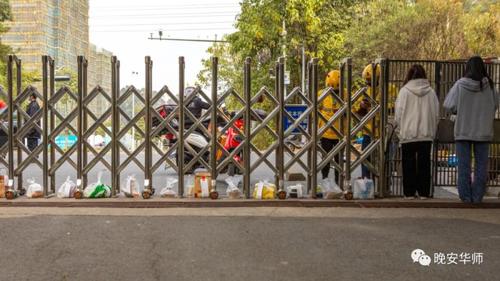 南海校区北门外卖存放点