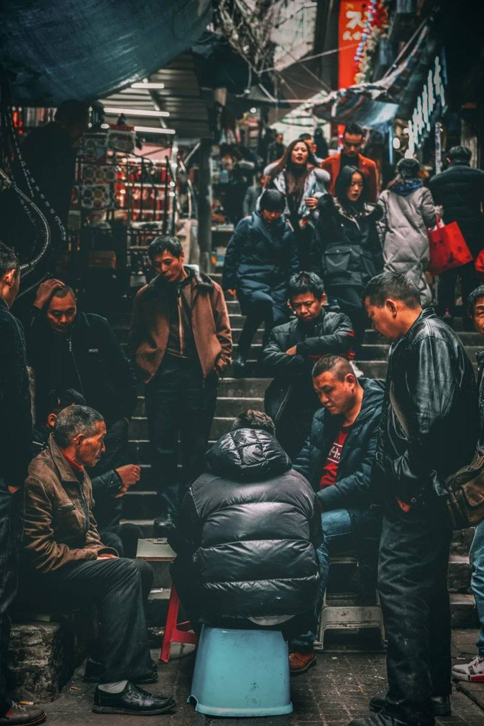 摩天大楼之中，寻常巷陌，隐藏着重庆的市井江湖。摄影/陈文龙