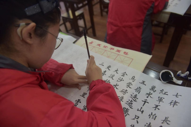 曙光中学学生在书写红色诗词（学校供图）