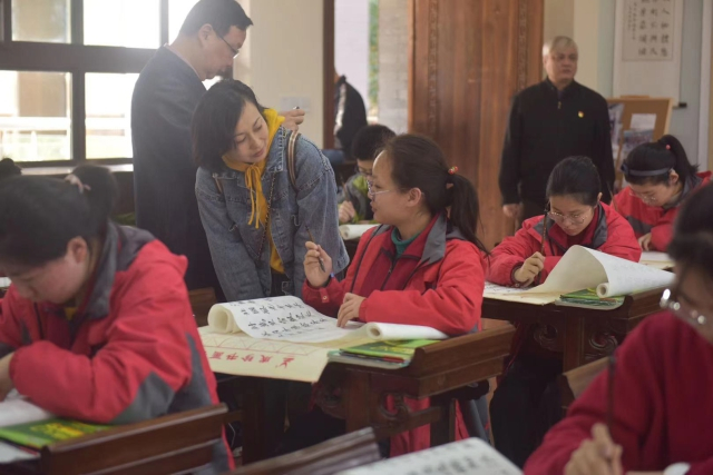 书法名家走进曙光中学书法课堂（学校供图）