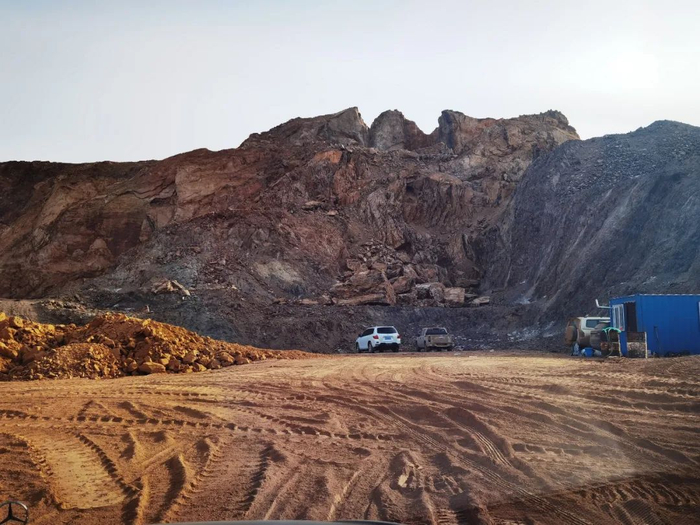 照壁山后面，大片山体已不知所踪。记者 程子龙 摄