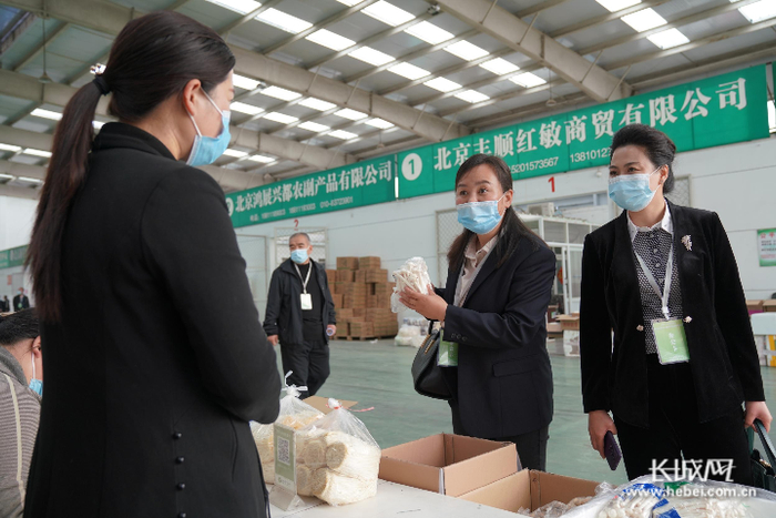 会前，与会人员参观北京新发地农产品批发市场菌类展厅。长城网记者 张千 摄