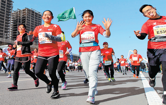 郑开马拉松每年都吸引着大量的跑步爱好者。（记者 邓放 摄）