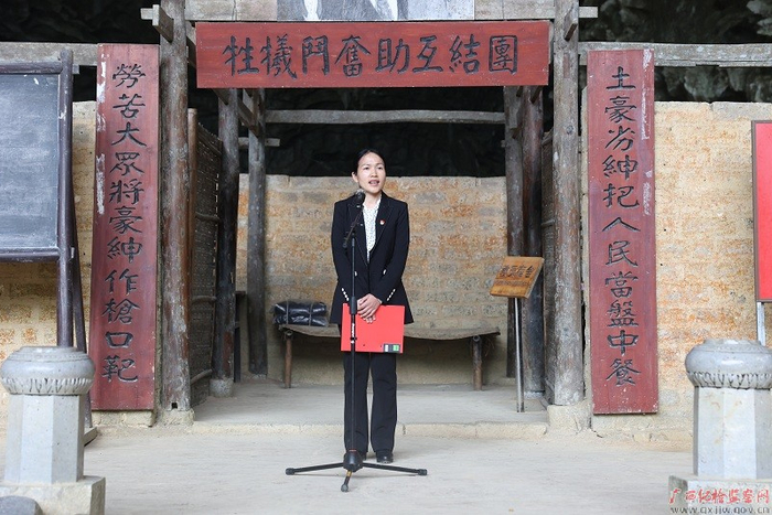 　　在东兰县列宁岩内的“农民运动讲习所”，爷爷谭国联接触了马克思列宁主义，从此走上革命道路。图为在广西农民运动讲习所旧址，谭慧文向全市纪检监察干部讲述爷爷的红色故事。