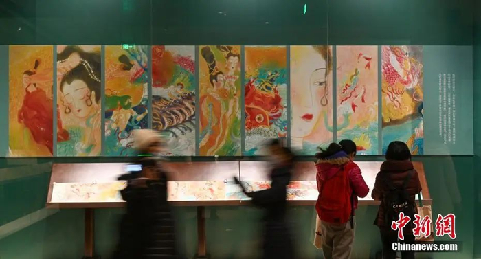 资料图：观众在参观展览。中新社记者 于海洋 摄