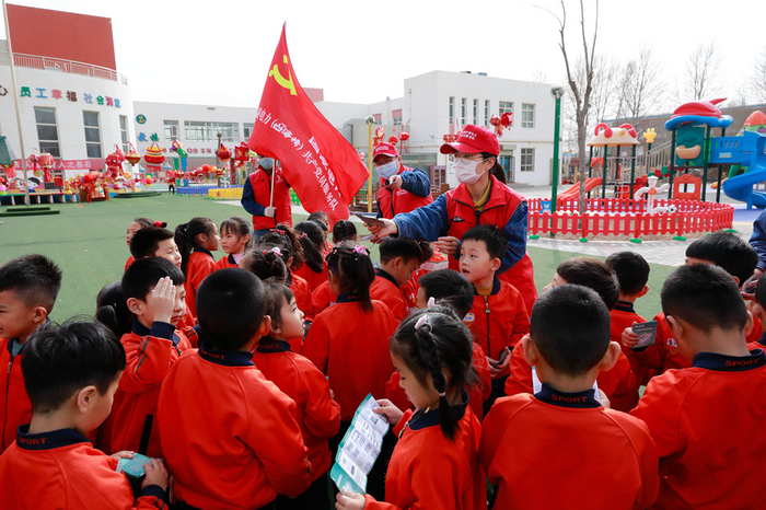 △  国家电网宁夏电力（山海情）共产党员服务队在永宁县第一幼儿园讲解安全用电常识。 摄影：田满潮
