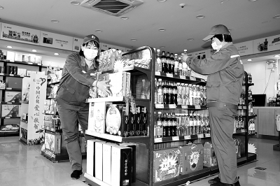  图为沾化16站员工在码放商品。