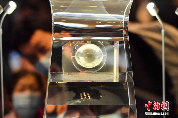 资料图：观众参观拍摄月球样品001号。中新社记者 田雨昊 摄