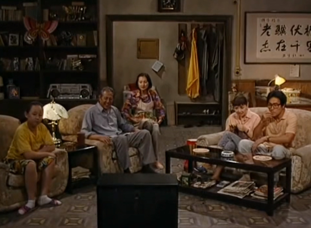 《我爱我家》中的一家人集体观看《我爱我家》。/《我爱我家》