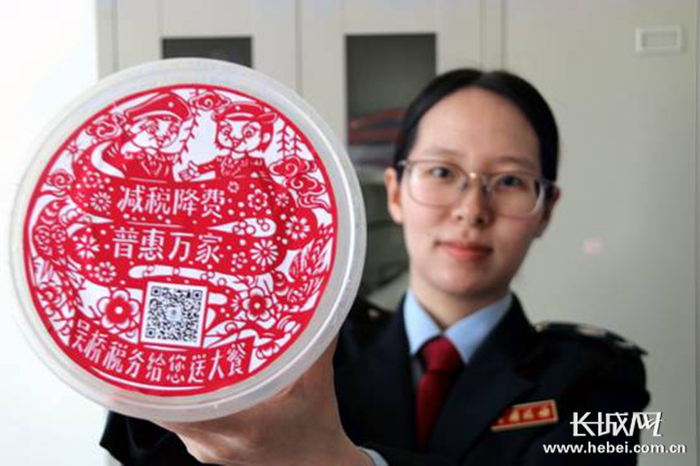 快餐外卖盒盖上的税收宣传贴纸。刘耐岗 摄