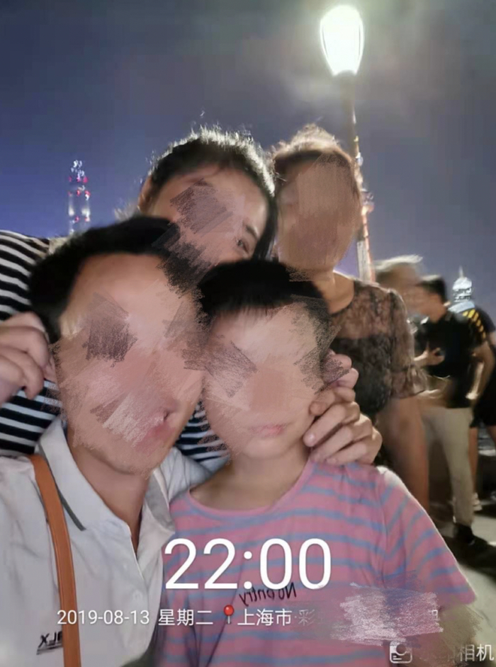 图片说明：刘先生一家曾在外滩合影