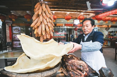 △在四川汶川县映秀镇，村民杨云刚在自己开办的饭店工作。