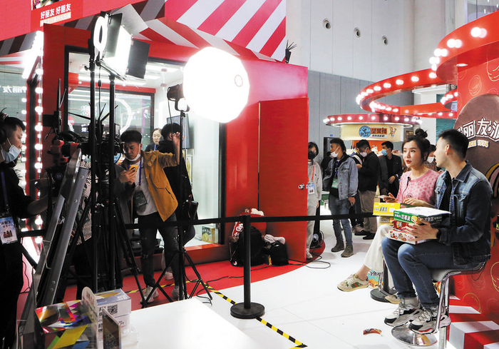参展企业在展位上设立直播间，为产品“带货”摄影张青青