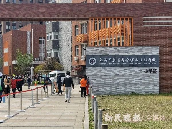 弯道区域有一所小学 新民晚报记者 陈浩 摄