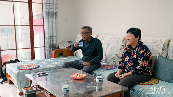 4月9日，安玉杰（左）和老伴在整洁明亮的新居内。长城网记者 康义涵 摄