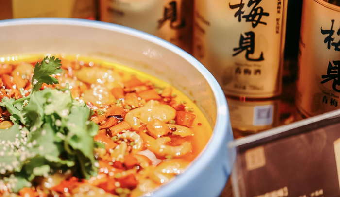 成都人的麻辣餐桌上出现酸甜青梅酒。