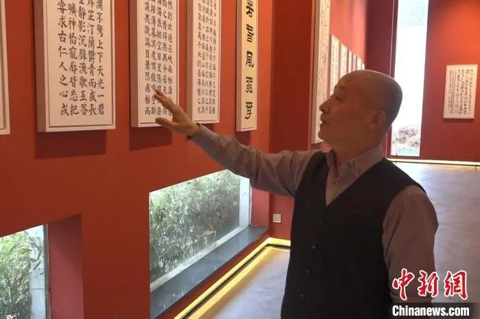 高丘波展示其修复装裱的字画作品。　张俊 摄