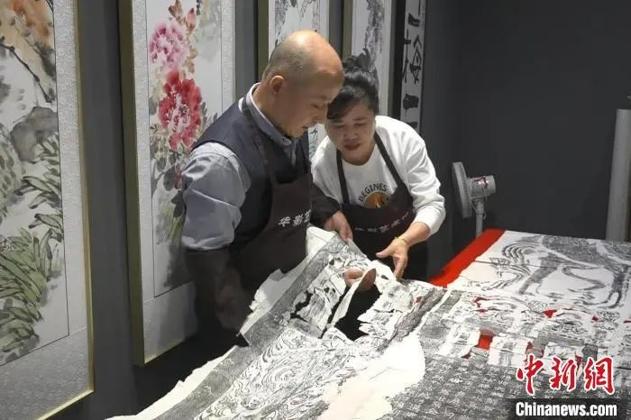 高丘波正在对破损字画进行修复。　张俊 摄