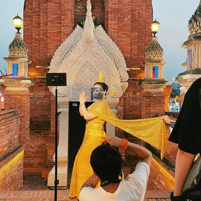 正在拍摄中的傣妹