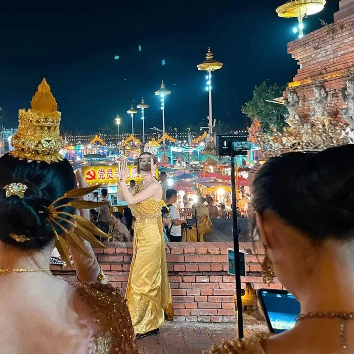 边排队边学动作