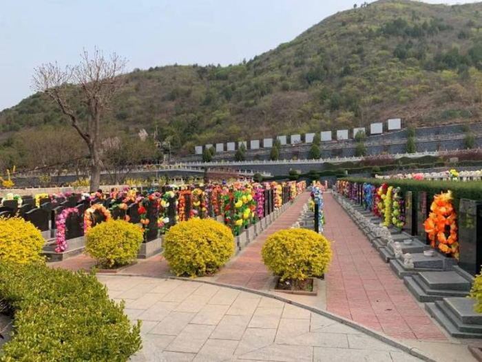 德陵花园（原盘龙台公墓） 李凯旋 摄