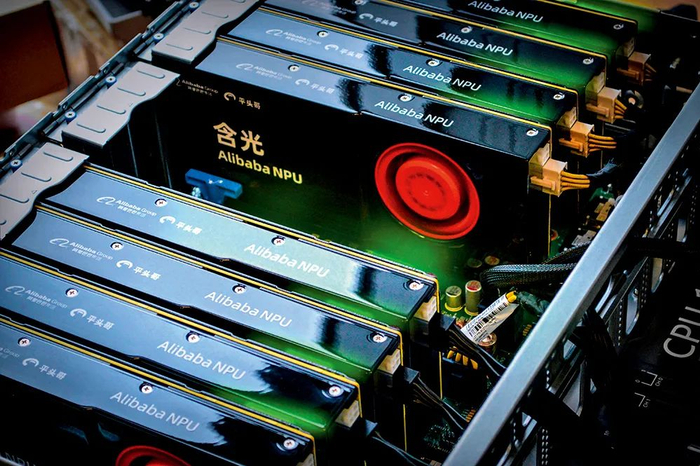 ▲ 图为配置了多张含光800 加速卡的服务器，每个加速卡中有一颗含光800 芯片