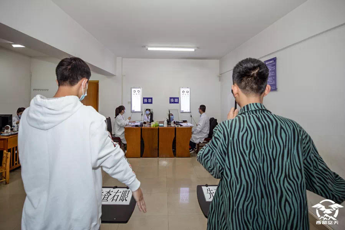 ▲测视力使用C字表