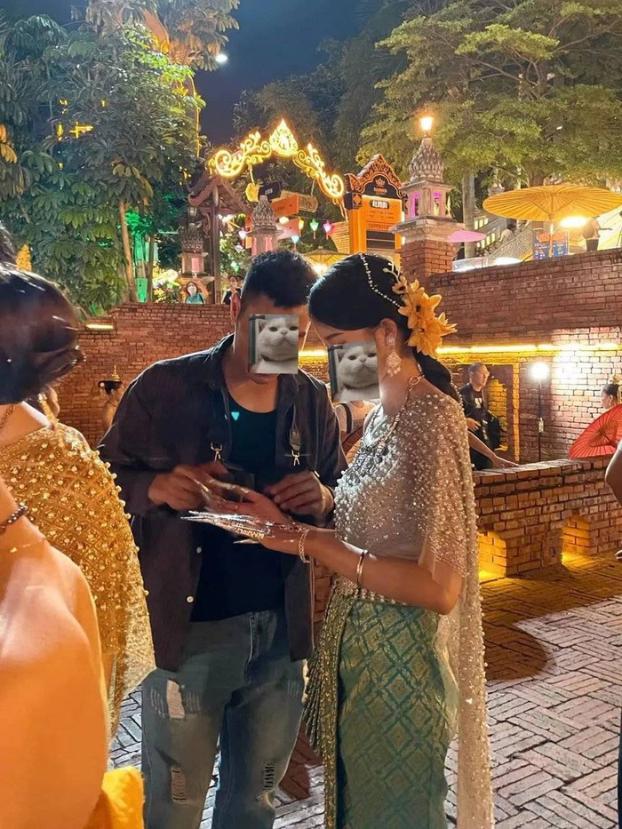 摄影师和傣妹正在进行沟通 