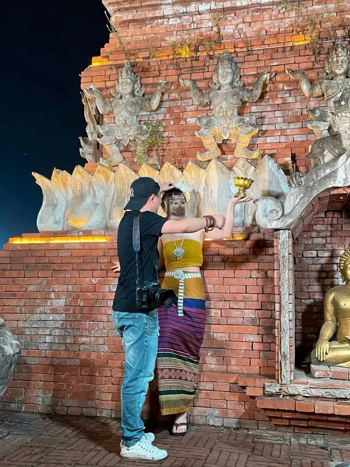 摄影师大哥亲自上阵帮我摆pose