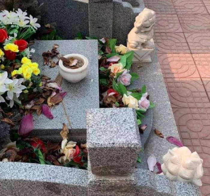 香炉、花、石狮等都是墓地可选的“加价项”。 &nbsp;李凯旋 摄