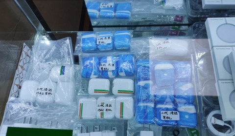 （华强北在售的山寨苹果耳机，时代周报记者摄）