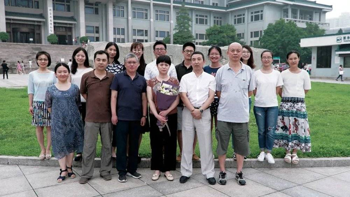 据不完全统计，我国现存古籍5000多万册，其中有很多是待修复的。图为国家图书馆古籍馆文献修复组成员。