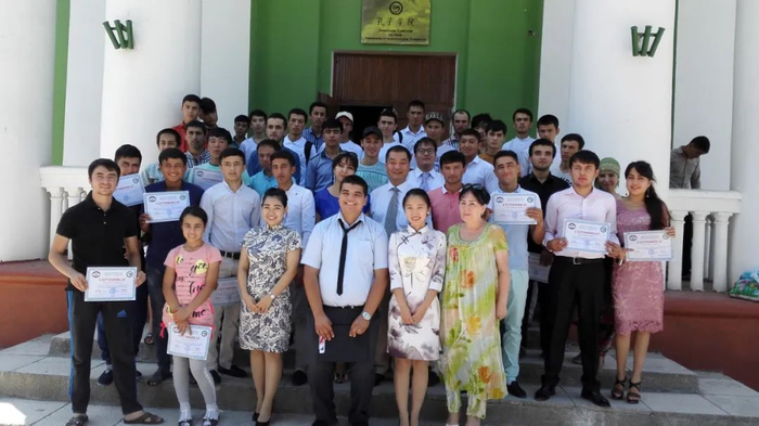 孔子学院作为重要的中外语言文化交流机构，积极服务中塔人文交流和经贸合作，图为孔子学院第一期汉语学习班学员结业合影