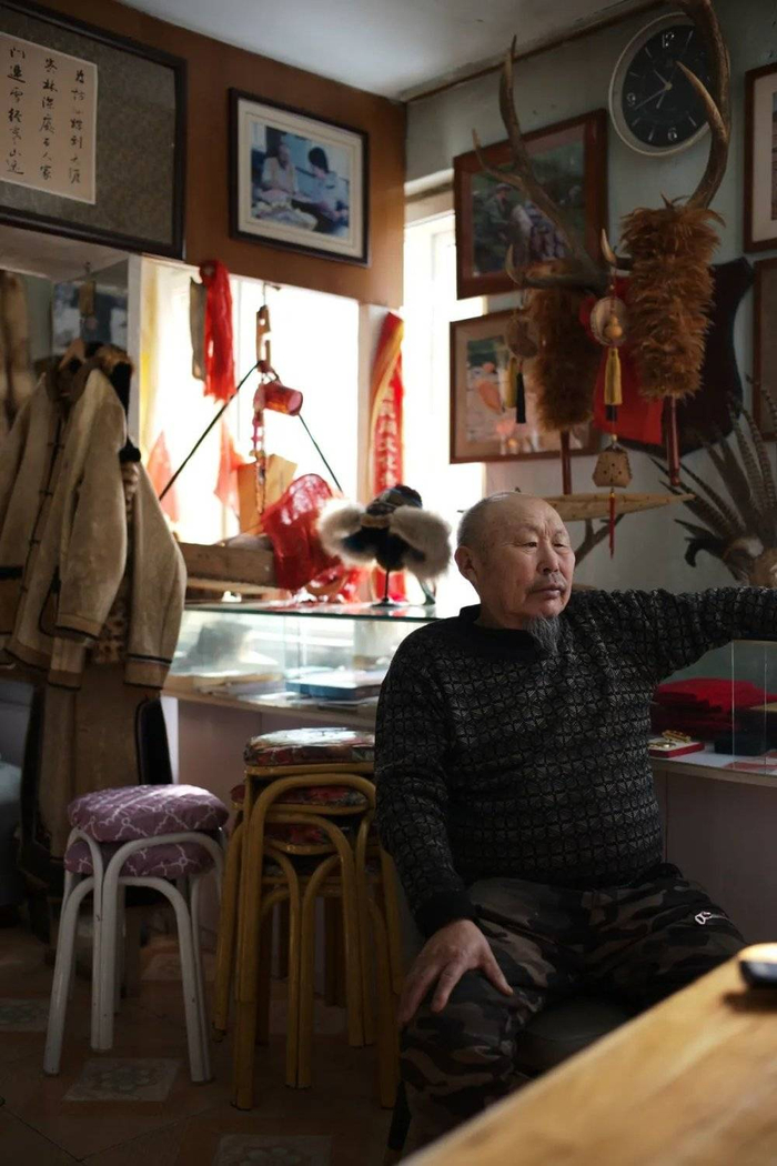 郭宝林常常坐在电视前，他是十八站乡鄂伦春在世的老人中"最后的猎人"。 