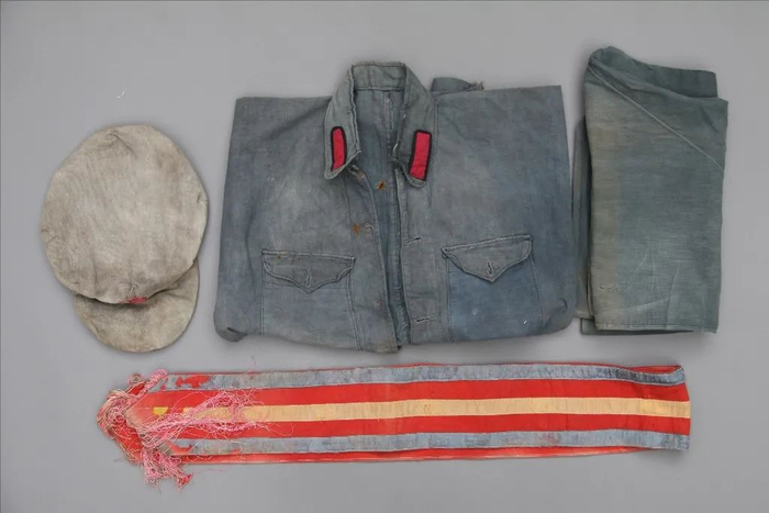 △图为红四军在长汀首次统一的全套军装，现收藏于古田会议纪念馆里