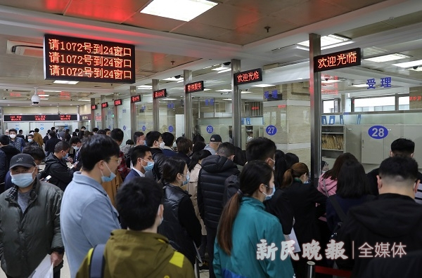 图说：普陀区房地产交易中心内  新民晚报记者 周馨 摄（下同）