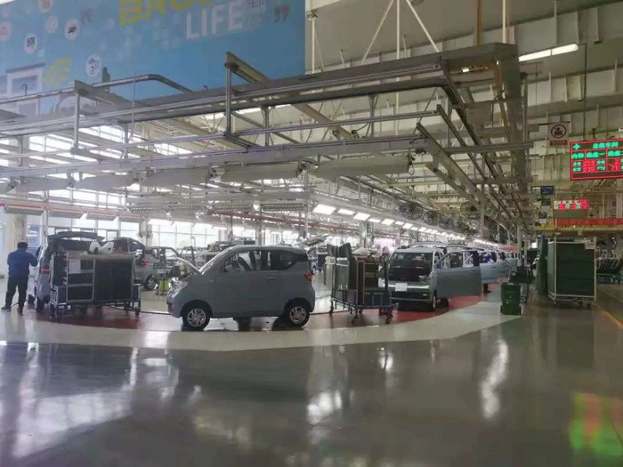 ▲ 热火朝天得五菱宏光MINI EV生产线