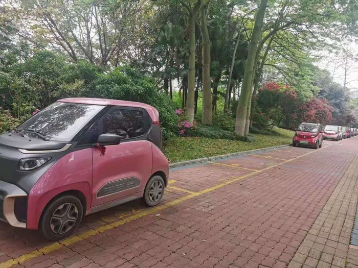 ▲ 随处可见的专用停车位