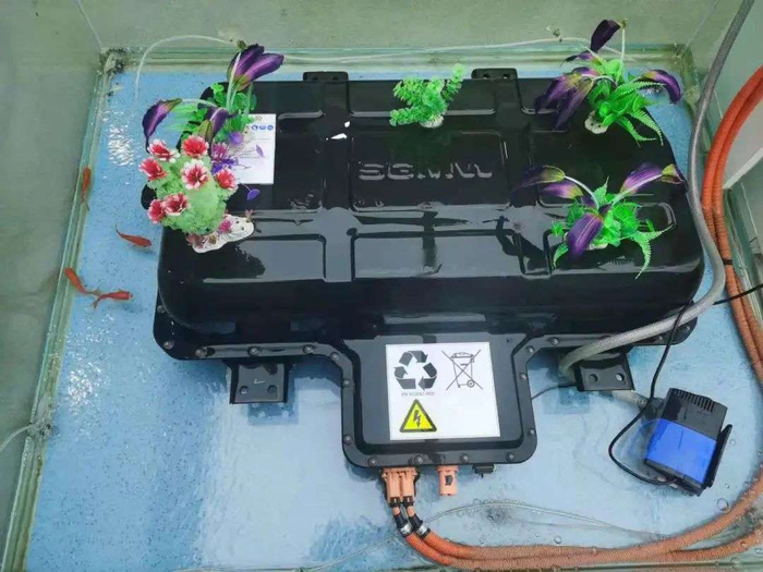 ▲ 浸水运行的电池